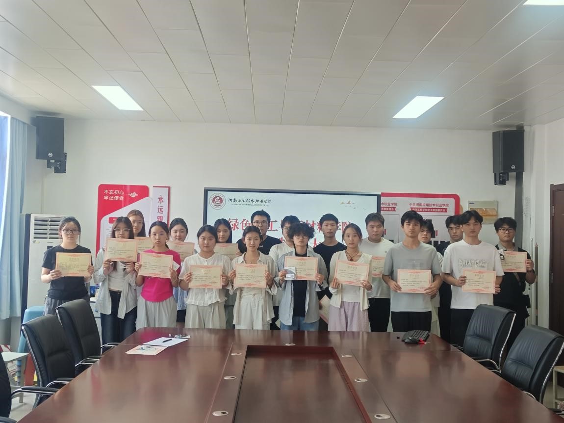 破“简”而出 “职”在必得—crown中国官方网站简历制作大赛圆满...