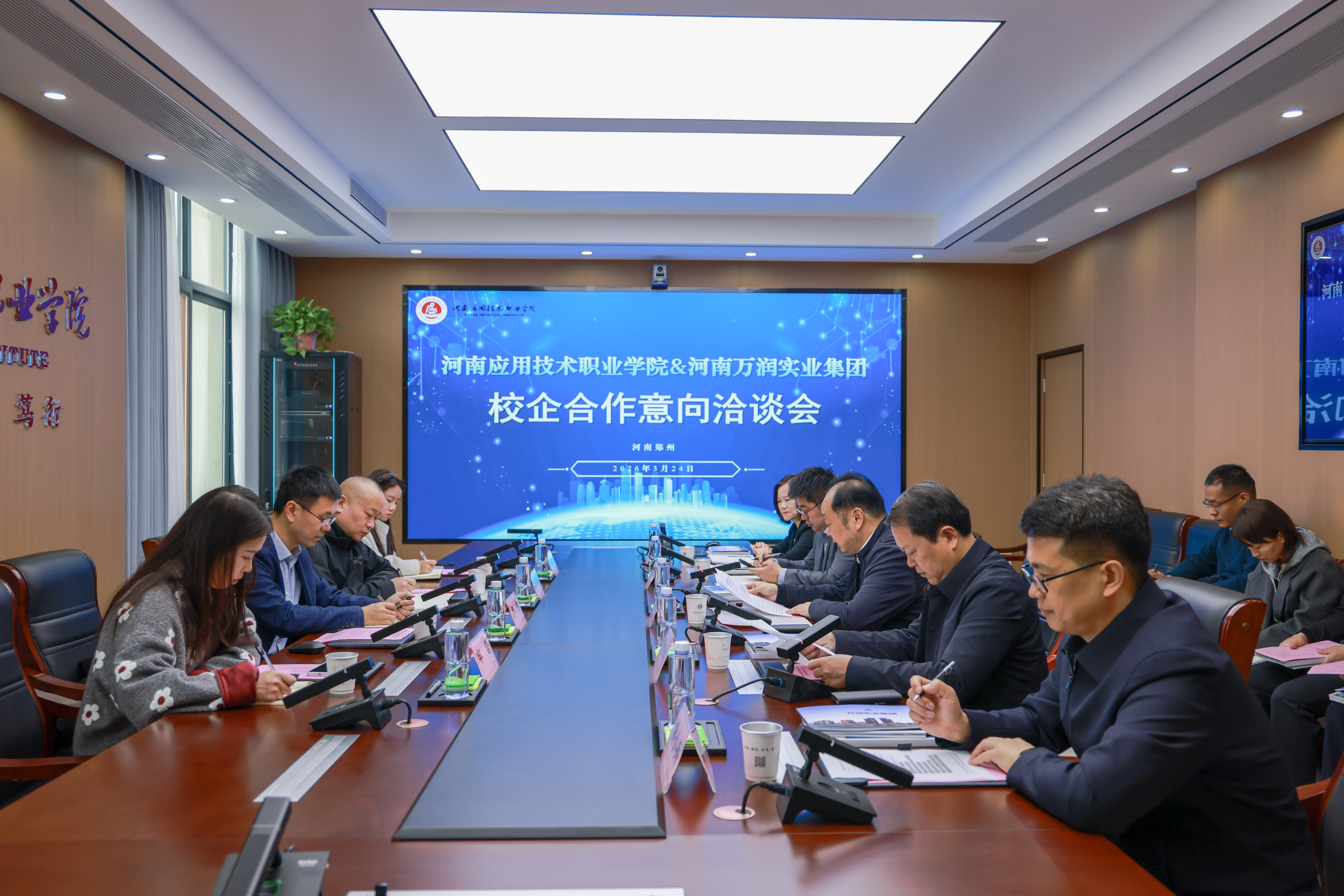 crown中国官方网站与河南万润实业集团校企合作...